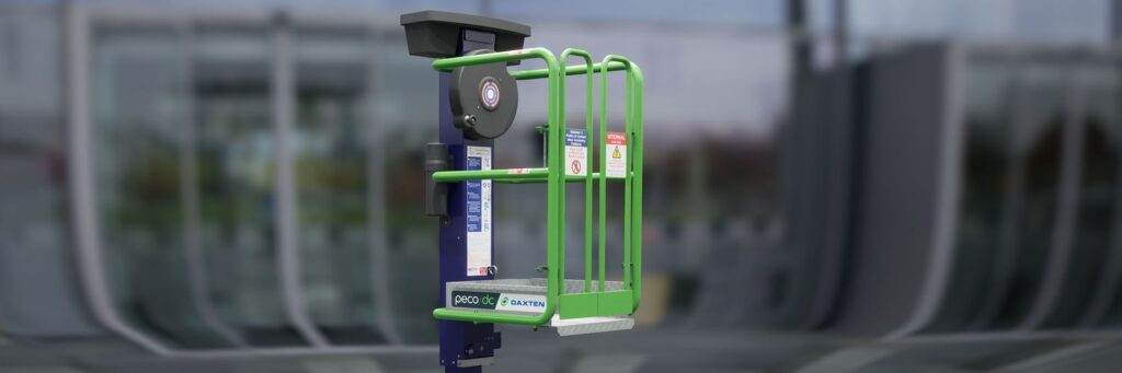 PecoDC lifter for performing installation and maintenance tasks in the data centre